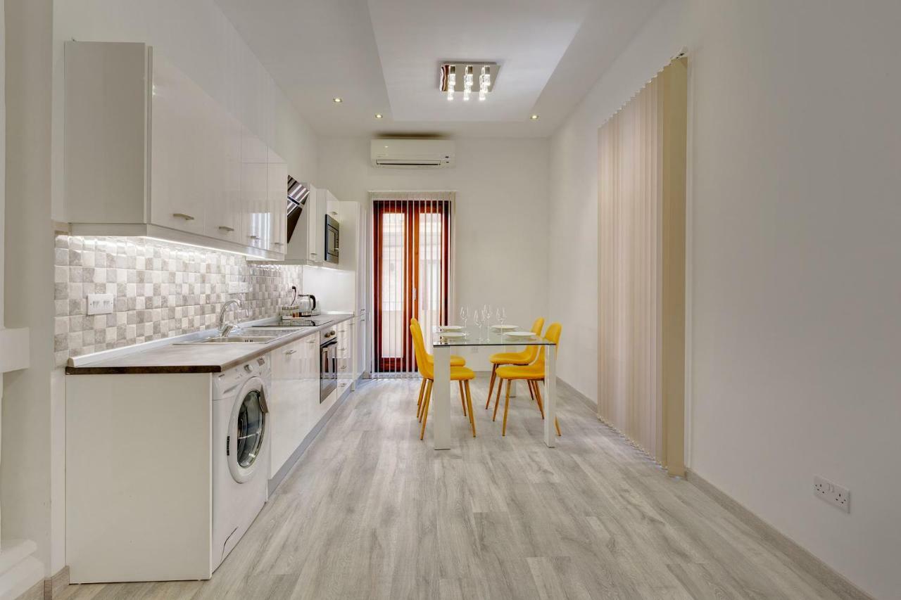 Stylish 2 Bedroom Apartment In An Amazing Location Sliema Esterno foto