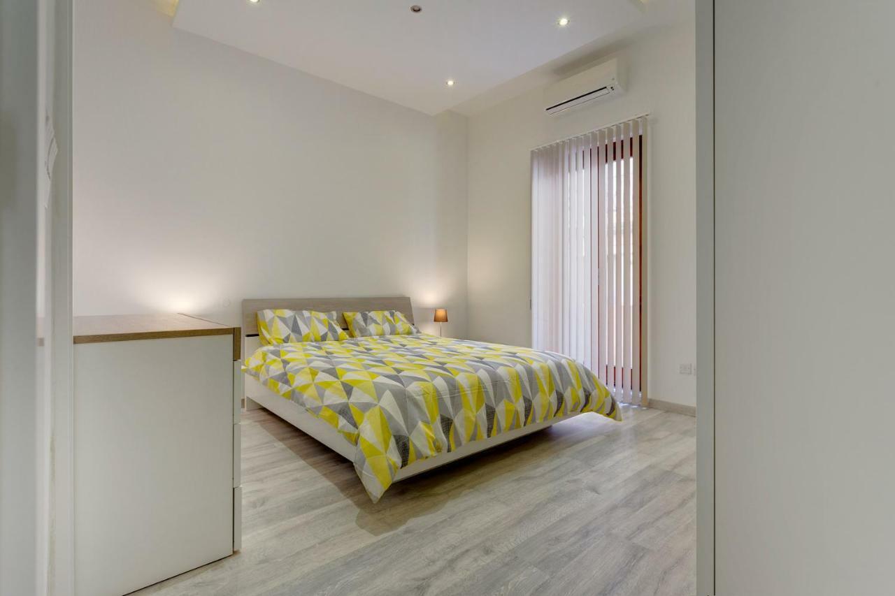 Stylish 2 Bedroom Apartment In An Amazing Location Sliema Esterno foto